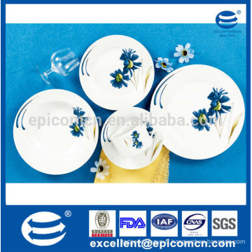 Vaisselle et vaisselle en porcelaine à la fleur bleue